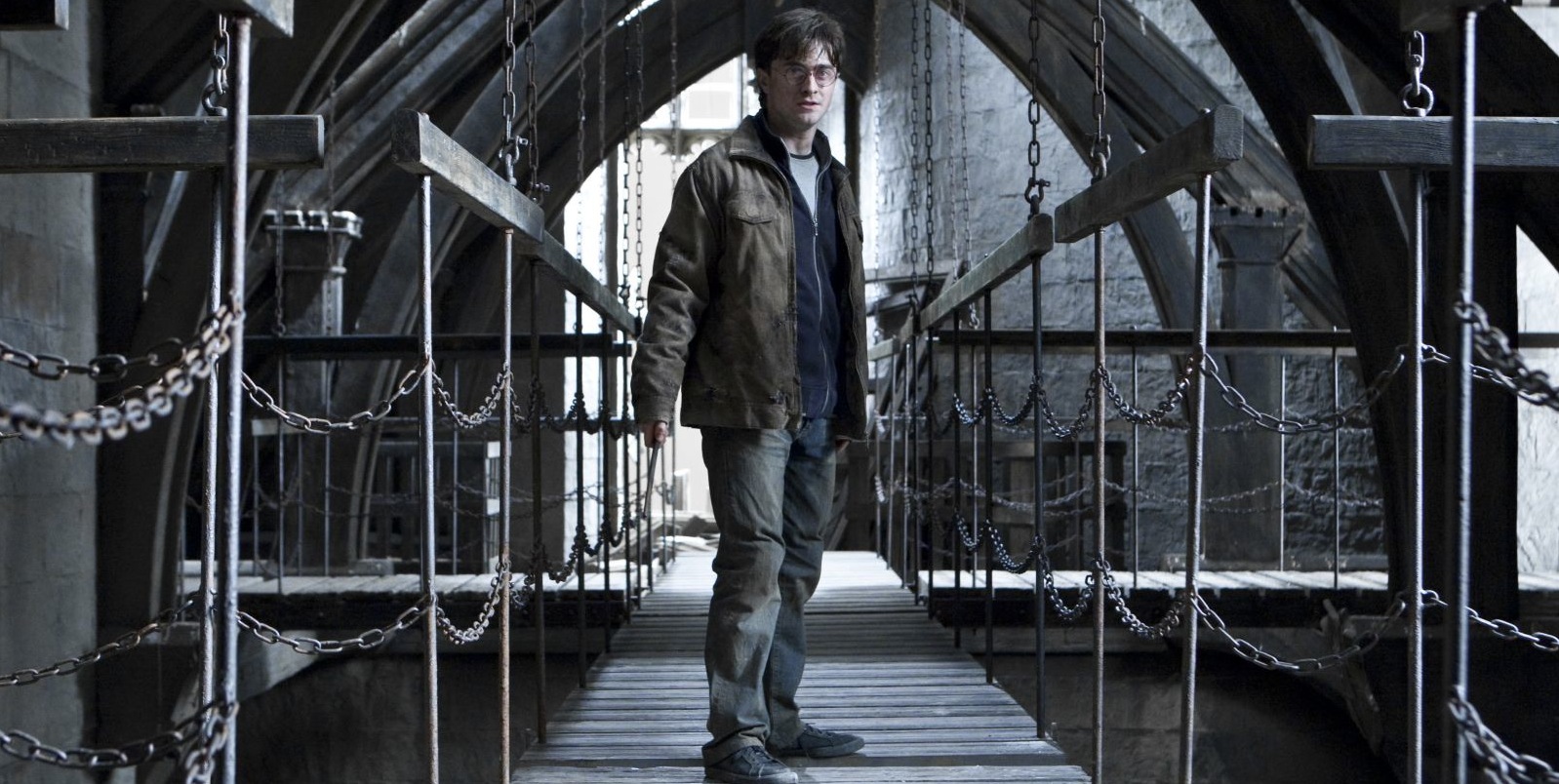 http://4.bp.blogspot.com/-e0nj88656RA/TysE5-Hn8SI/AAAAAAAAAPA/tTZpw1iHoFc/s1600/2010_harry_potter_and_the_deathly_hallows_p2_003.jpg