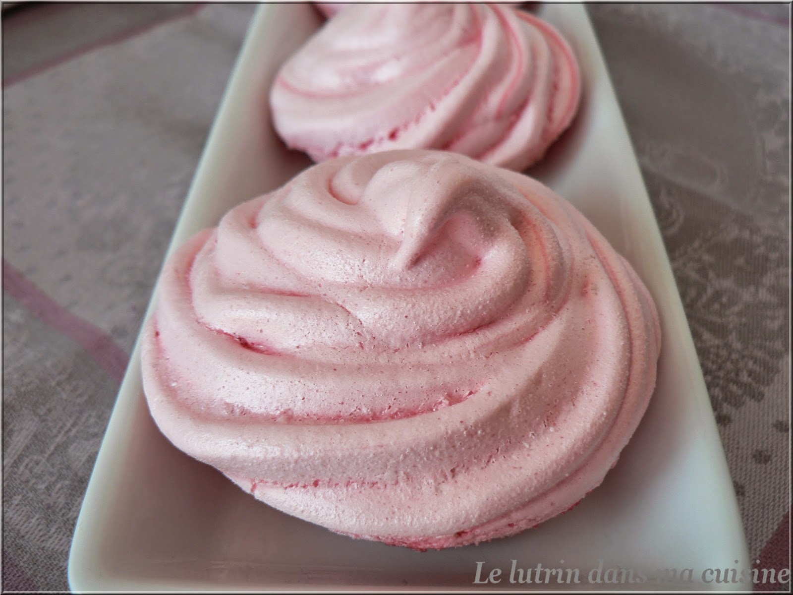 Le lutrin dans ma cuisine MERINGUES ROSES AU COOK'IN