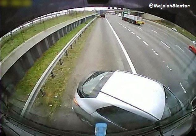 Truk Menepi dari Jalan Tol Truk Menepi dari Jalan Tol