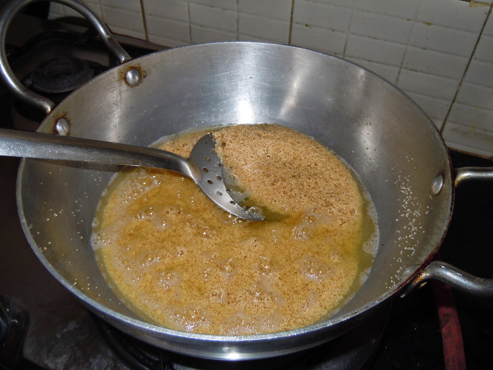 Halva od griza Popularni indijski vegetarijanski desert