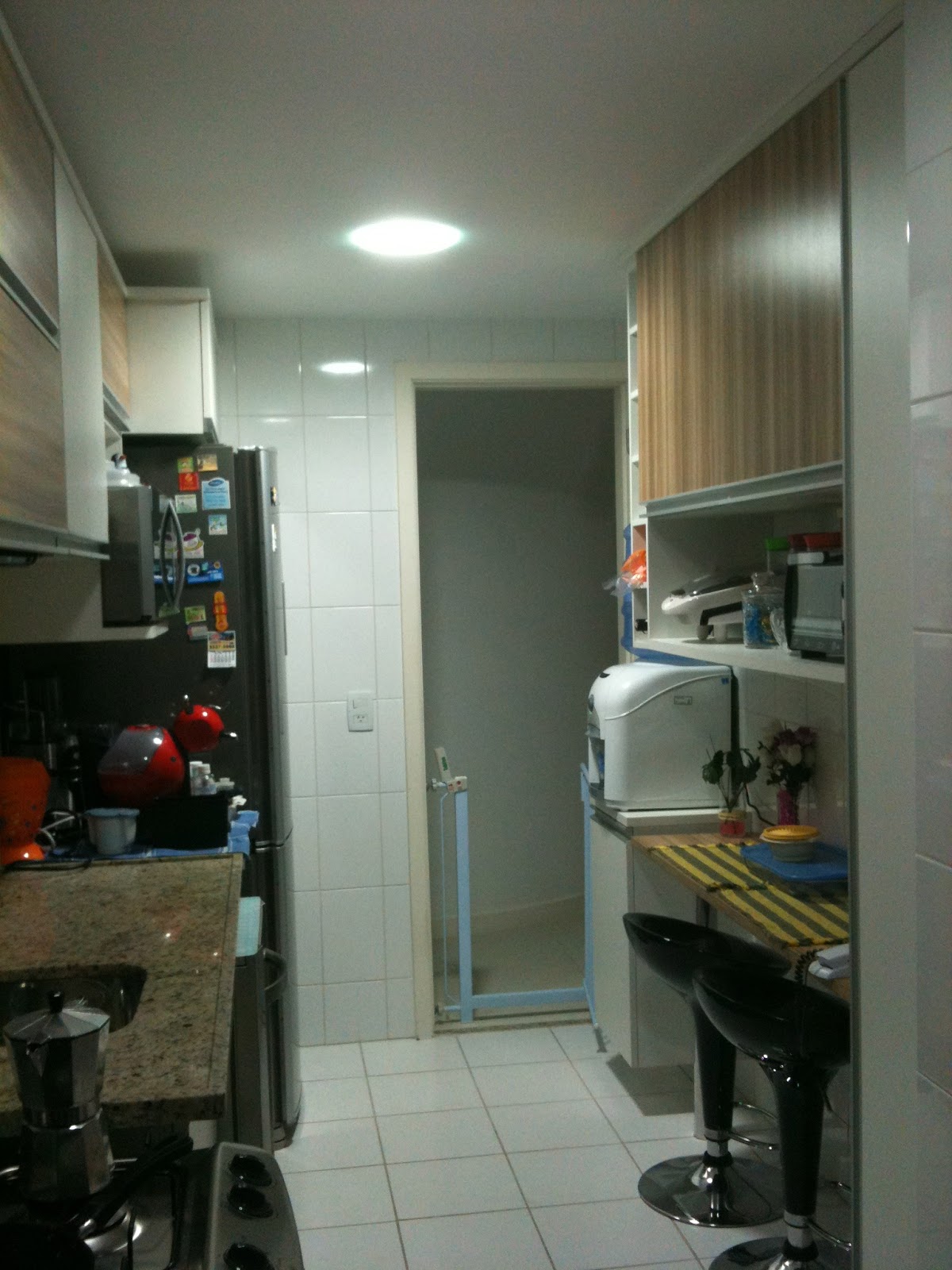 #846B47 À direita a bancada de refeição com nichos fechados e vazados. 1200x1600 px Projetos De Cozinha Linear #363 imagens