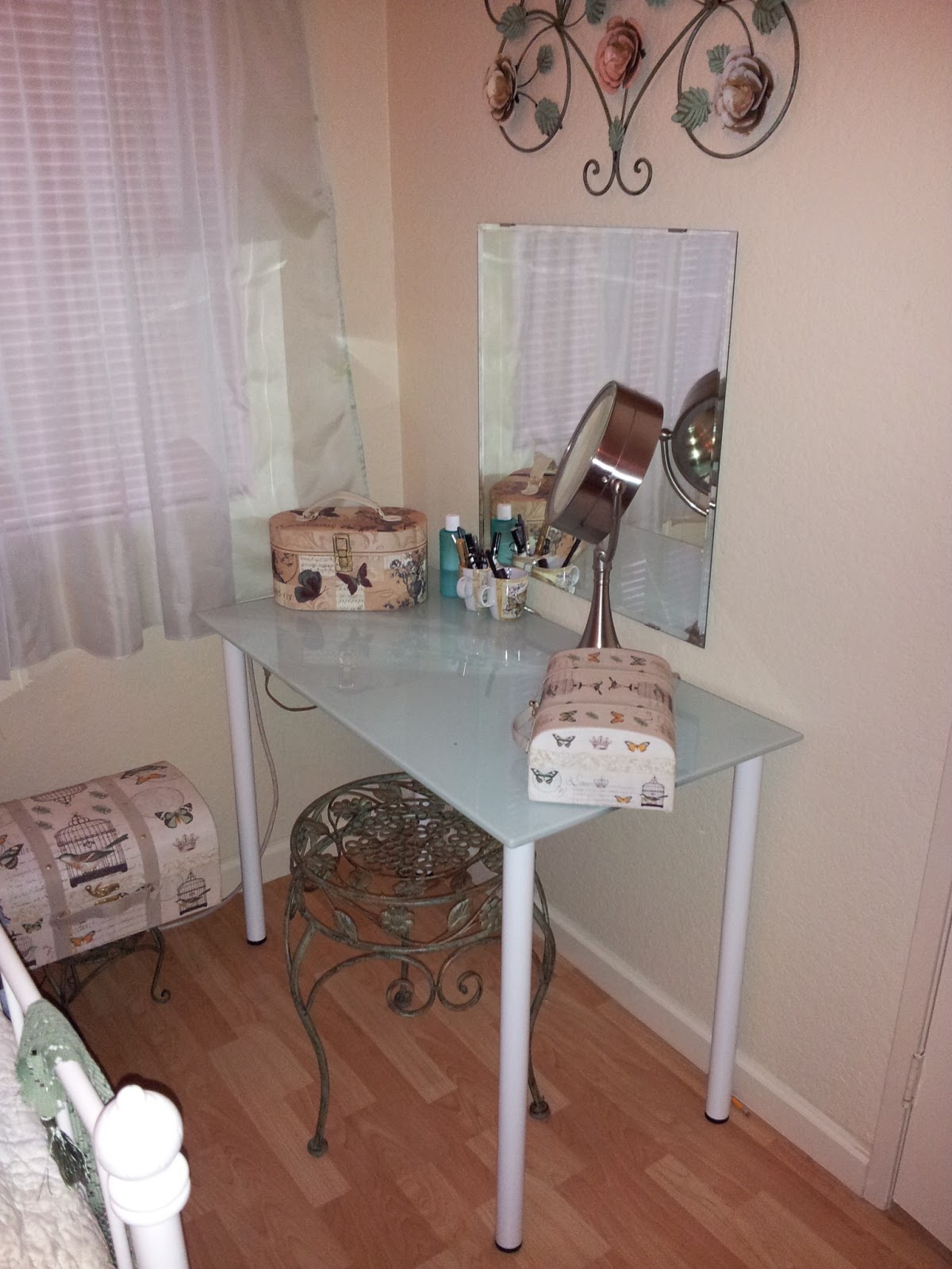 ManriqueGaby My Vanity Table Decorating Project