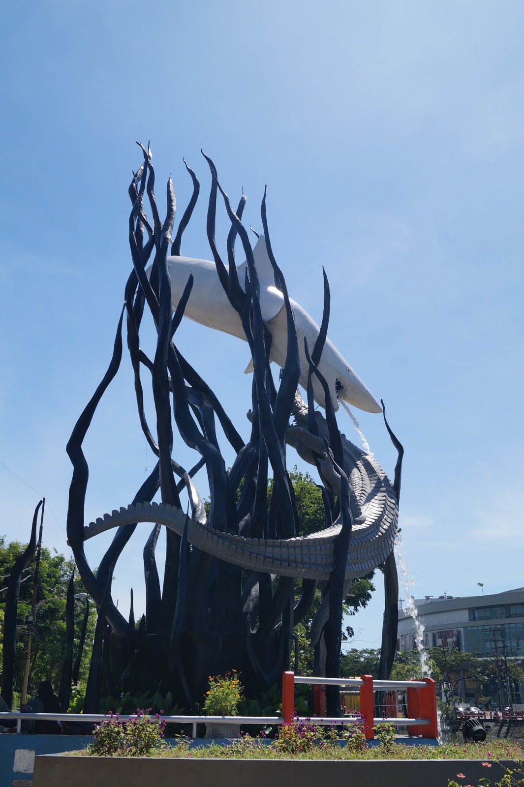 Kau Yang Satu: REPLIKA BUAYA & IKAN YU,MONUMEN TUGU PAHLAWAN,SURABAYA