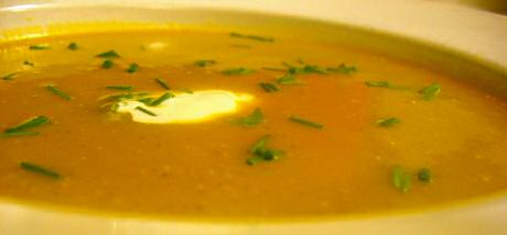Makkelijke pompoensoep met geitenkaas of kruidenkaas, pompoen, soepgroenten, kippenbouillon en verse tuinkruiden