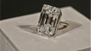 Αντί 22,1 εκατ. δολ. ένα αψεγάδιαστο διαμάντι 100 καρατίων diamanti-poulhthike-eikosidyo-ek-dolaria