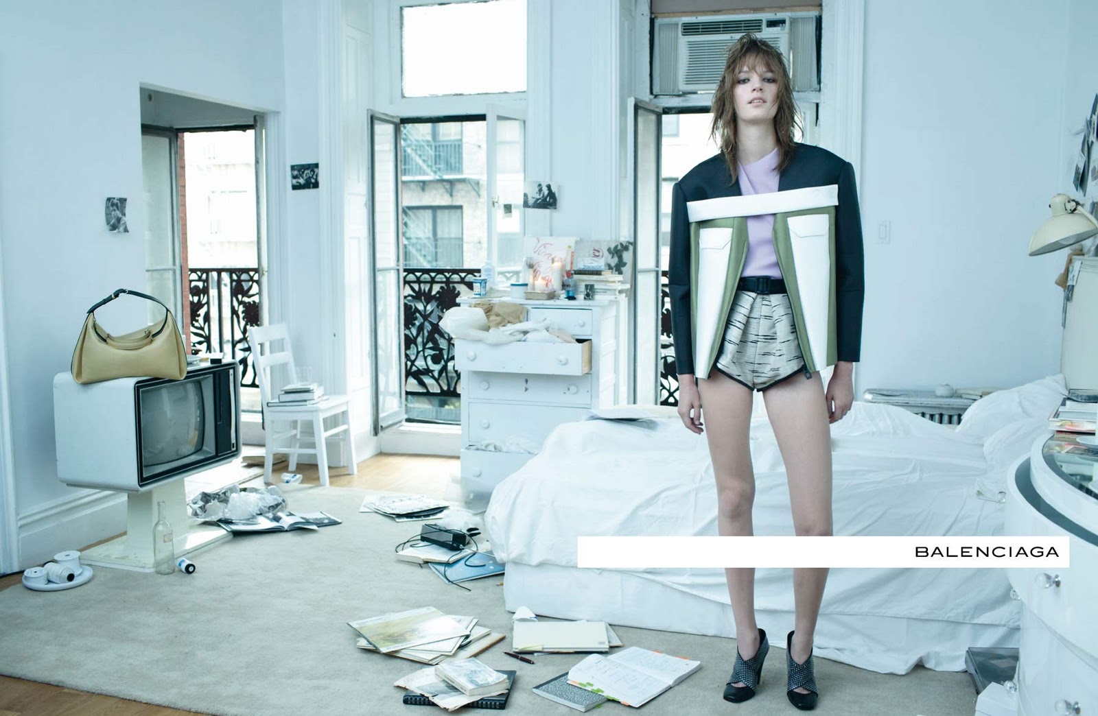 http://4.bp.blogspot.com/-e4yRLO70Wzo/TySa3CAoiYI/AAAAAAAA15k/mVUeV9ye2k0/s1600/BALECIAGA-SS12-10.jpg