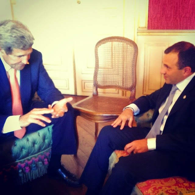 Aparté entre John Kerry, le Secrétaire d'Etat américain, et Gebran Bassil, le ministre libanais des Affaires étrangères, lors de la Conférence internationale sur la paix et la sécurité en Irak, qui s'est tenue à Paris le 15 septembre 2014