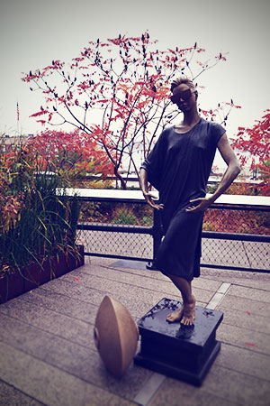 New York High Line Statue Frau Oktober 2013