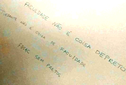 Racismo na faculdade de Direito Frases preconceituosas foram encontradas em -> Mensagem Banheiro Feminino Racismo na faculdade de Direito Frases preconceituosas foram encontradas em -> Mensagem Banheiro Feminino