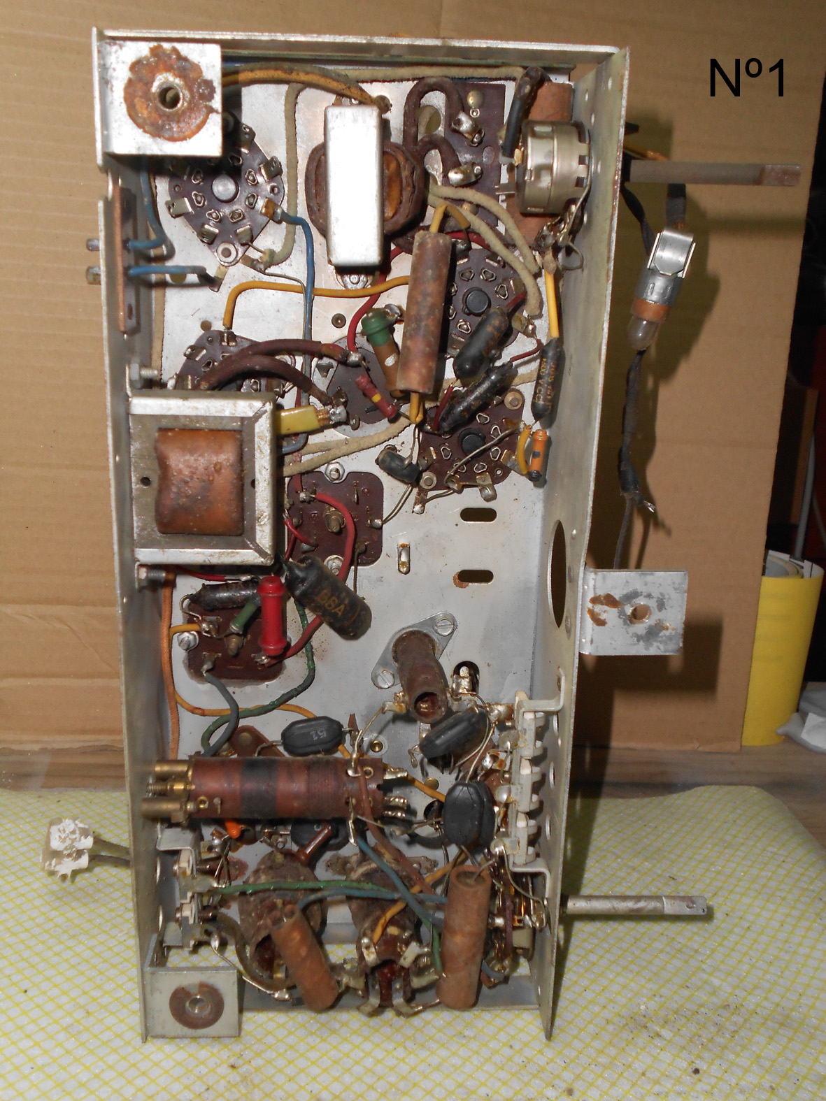 Radios antiguas y otros arreglos Radio RCA. Toma de contacto.