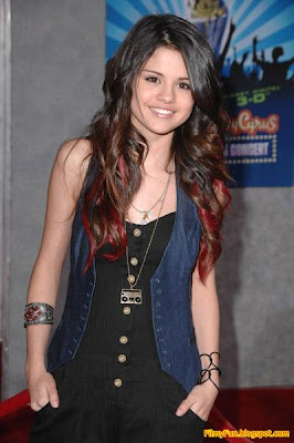 Click on the Image for Larger View Selena_Gomez_smile_FilmyFun.blogspot.com