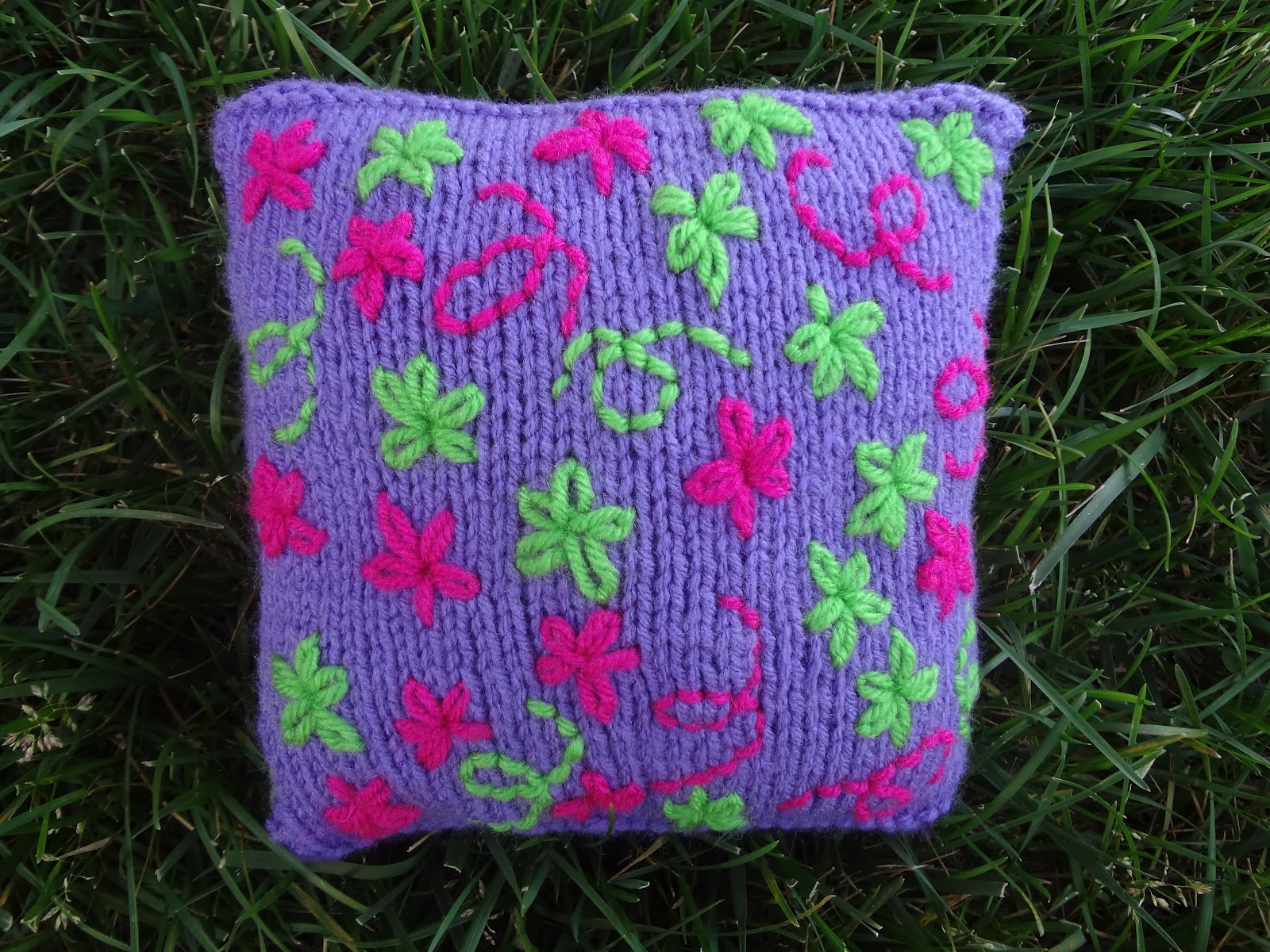 Fiber Flux: Free Knitting Pattern... Embroidered Daisy Pillow!