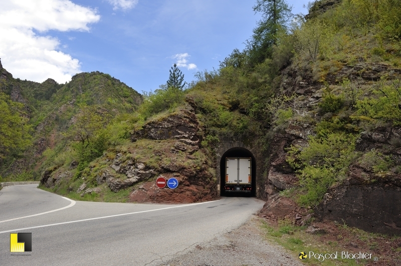 un camion dans un tunnel de daluis photo pascal blachier