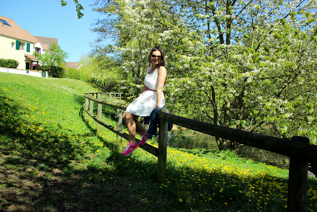 robe résille blanche suncoo, nex balance rose fluo, veste en jean levis