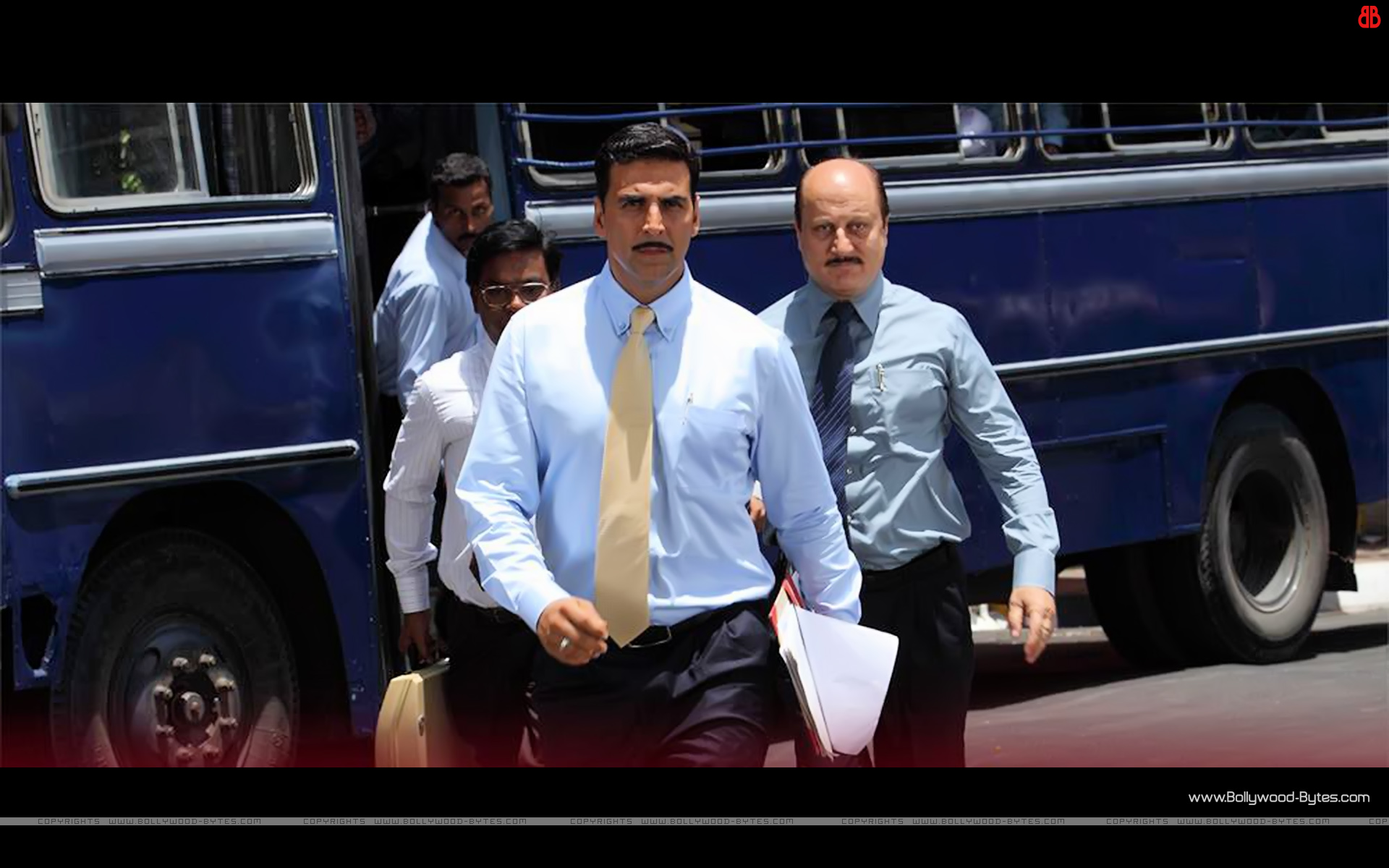 http://4.bp.blogspot.com/-eCMRtkIDBF0/UPMq5u3QnTI/AAAAAAAAY4w/7OeRIF9Wgz0/s1920/Special-Chabbis-+Akshay-Kumar-Anupam-Kher-HD-Wallpaper-01.jpg