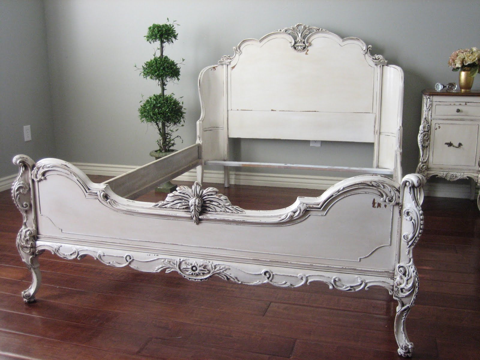 European Paint Finishes: Ornate Bedroom Set ~