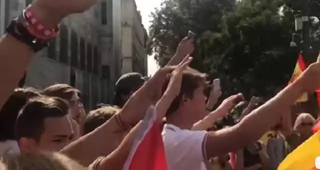 Βίντεο: Ισπανοί διαδηλωτές οπαδοί του Ραχόϊ χαιρετούν ΔΩΡΙΚΑ οπως χαιρετούσαν 200 χρονιά αλλα για κάποιους έξυπνους χαιρετούν ναζιστικά!!! Βίντεο: Ισπανοί διαδηλωτές οπαδοί του Ραχόϊ χαιρετούν ΔΩΡΙΚΑ οπως χαιρετούσαν 200 χρονιά αλλα για κάποιους έξυπνους χαιρετούν ναζιστικά!!!
