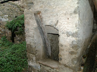 Entrada superior d'una de les tines de l'interior de la Serra Entrada superior d'una de les tines de l'interior de la Serra