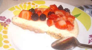 Tarta De Chocolate Blanco, Fresas Y Moras 
