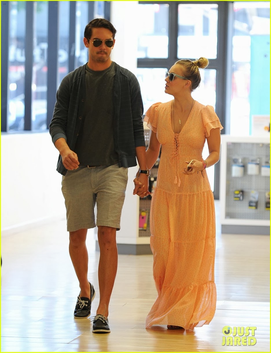 Celeb Diary Kaley Cuoco & Ryan Sweeting Marmalade Cafe in Sherman Oaks