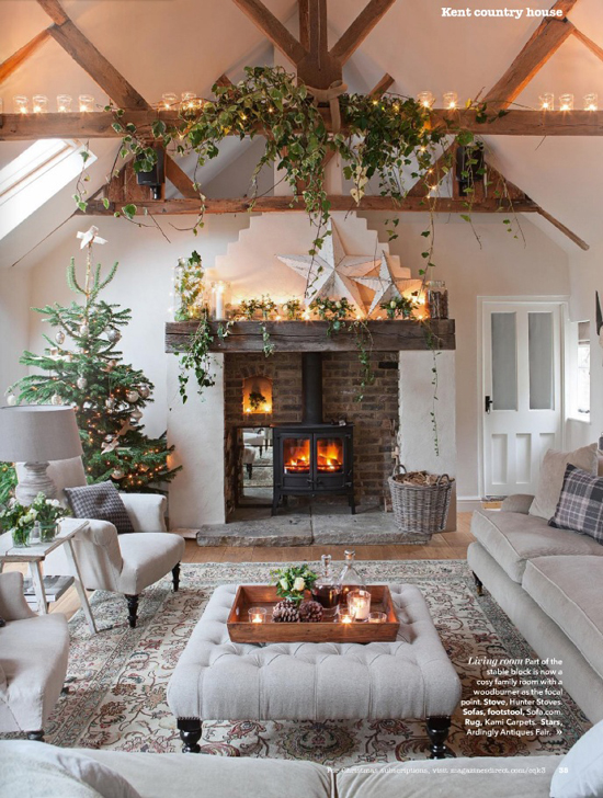 Would love to spend a Christmas day in this beautifully holiday decorated cottage living room