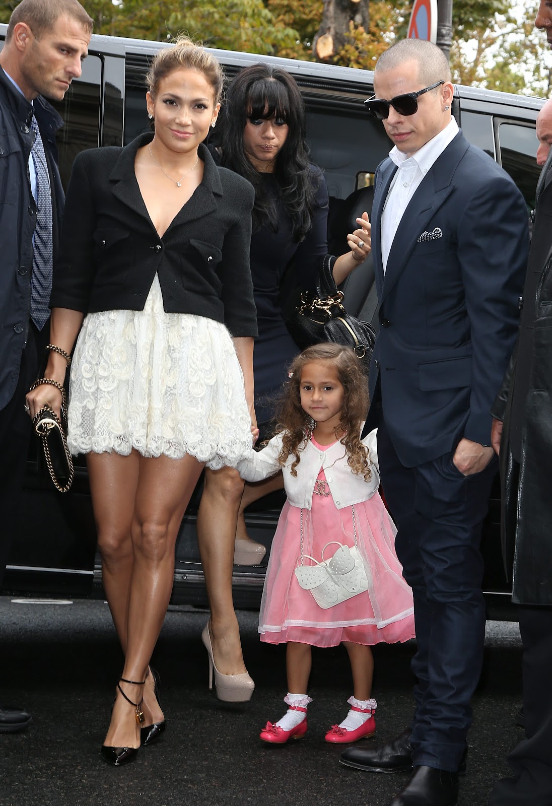 http://4.bp.blogspot.com/-eGStrETmF4U/UGrsSUj4m7I/AAAAAAAAP5Y/fYawaXrZ1Lo/s1600/Jennifer+Lopez++October+2012+%27Chanel%27+Fashion+Show+-+02.jpg