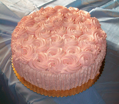 Una torta tutta rosa, con rose di panna, per festeggiare i 60 anni di una cara signora.