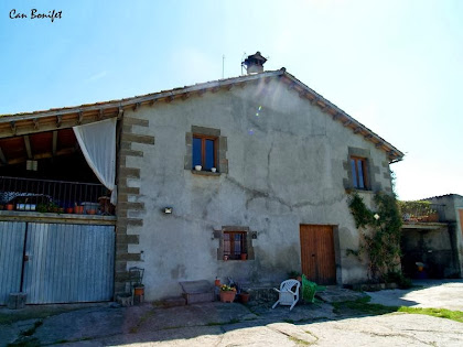 Cal Bonifet situada al peu del Camí Ral de Vic a Olot Cal Bonifet situada al peu del Camí Ral de Vic a Olot