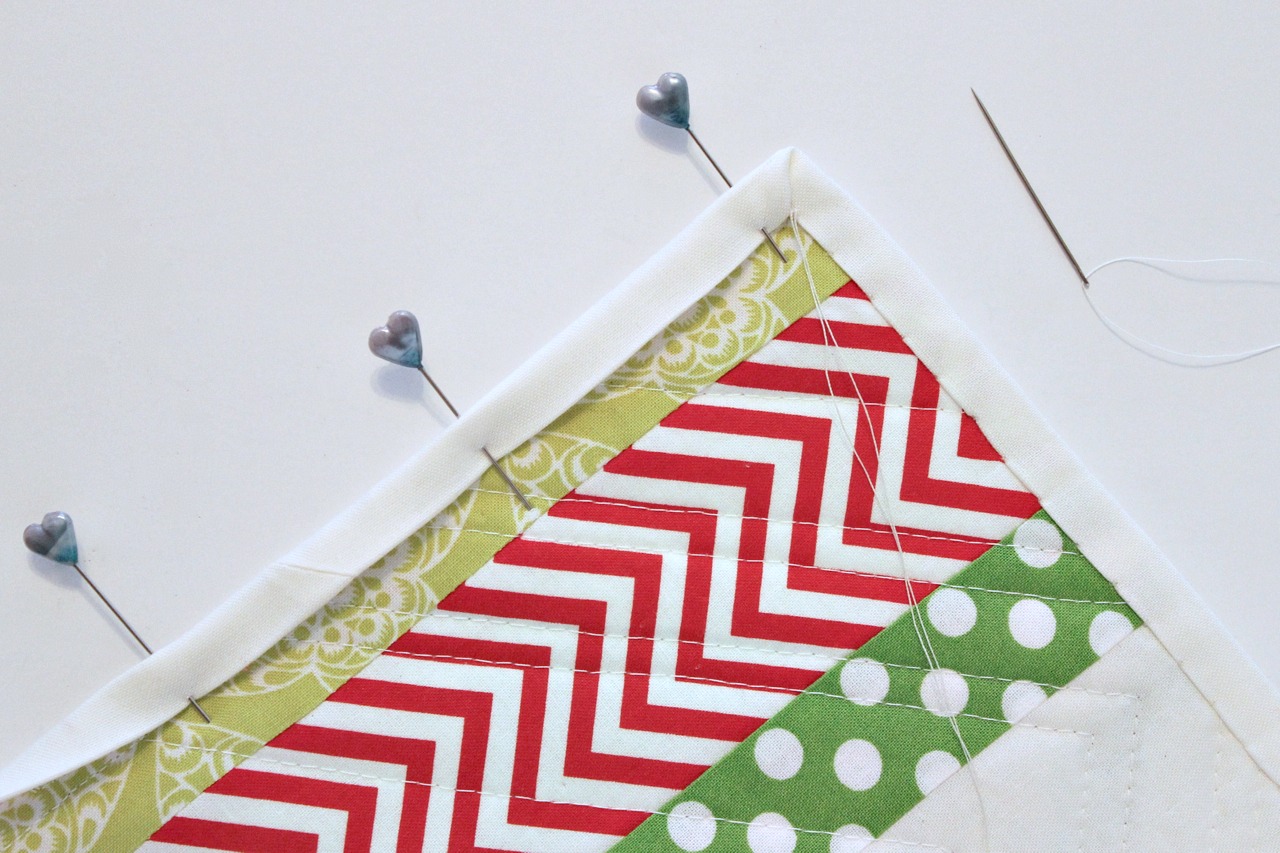 Saltwater Quilts Binding Corners Tutorial Square and Pretty