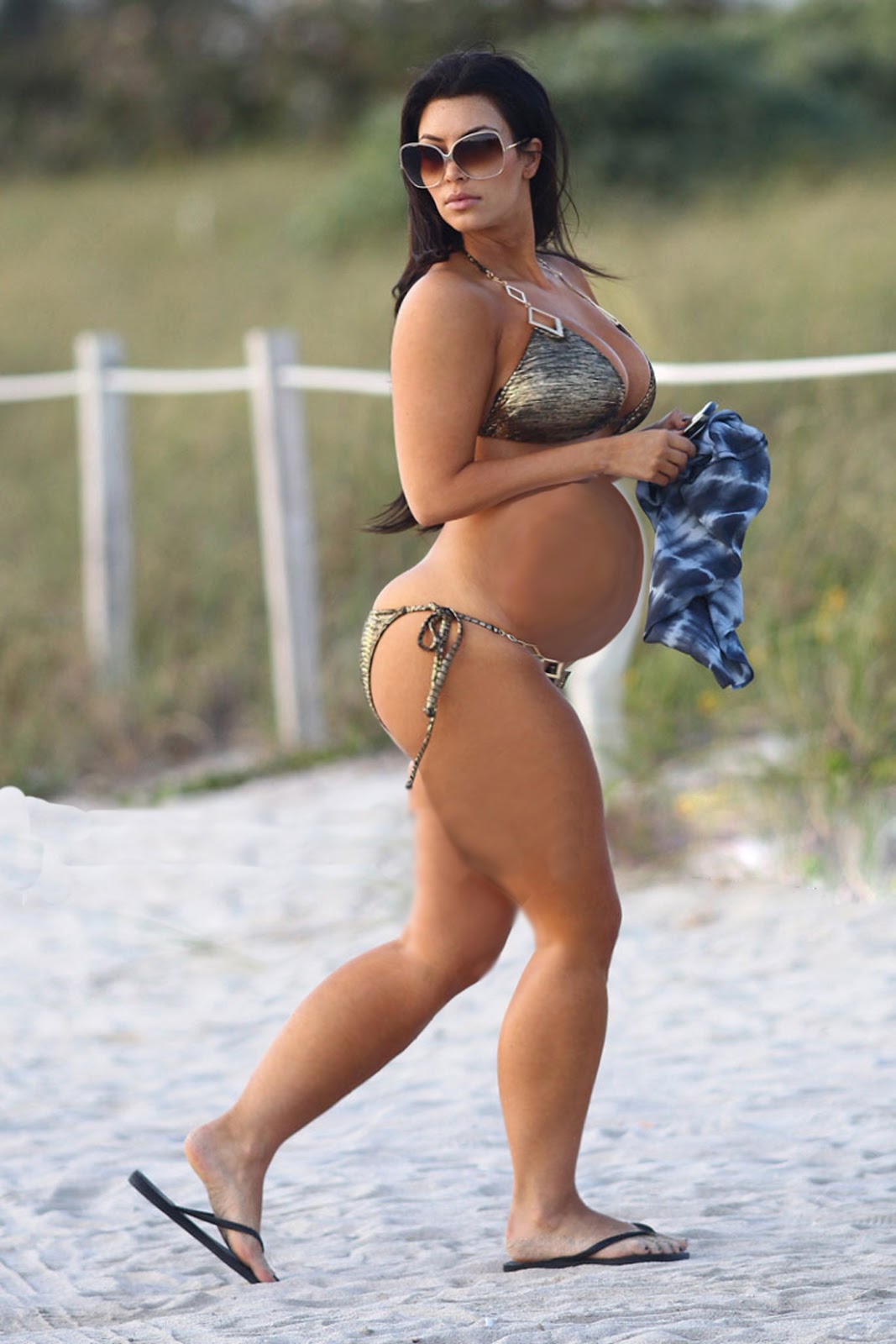 http://4.bp.blogspot.com/-eHbj4sije9A/UOSkQRDW2qI/AAAAAAAAAG0/77WeXHgnngs/s1600/kim-kardashian-pregnant-bikini.jpg
