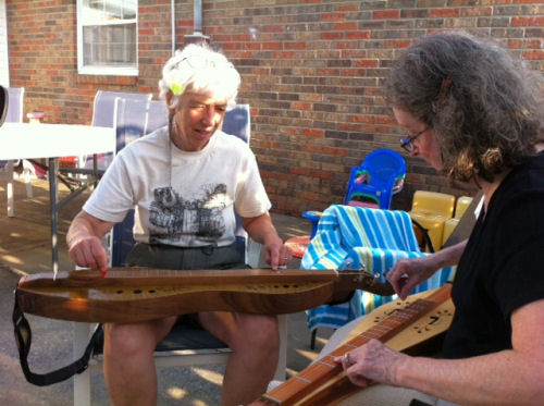 playing mountain dulcimer