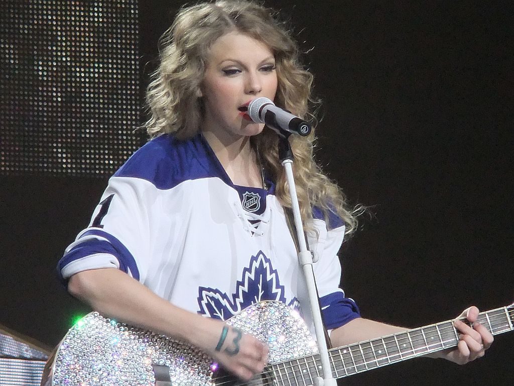 Jeff Skinner bestows jersey upon Taylor Swift, ignoring NHL curse (Photo)