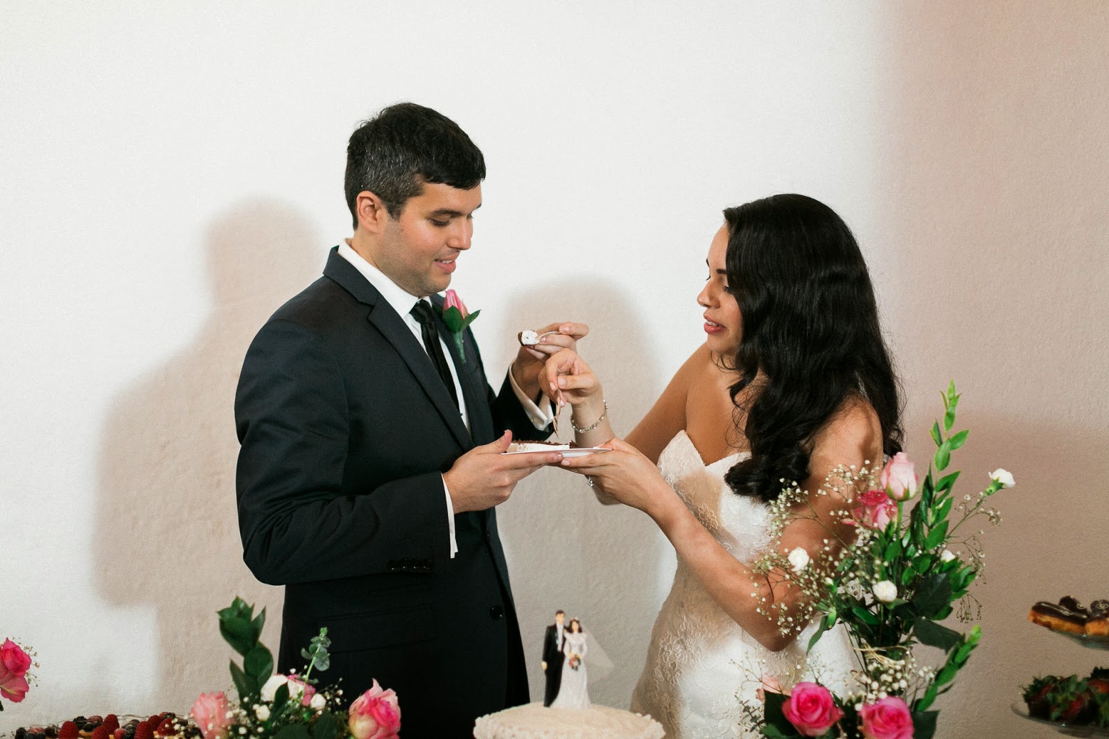 Planning: Cordier Events | Photos: Morning Light by Michelle Landreau eating cake