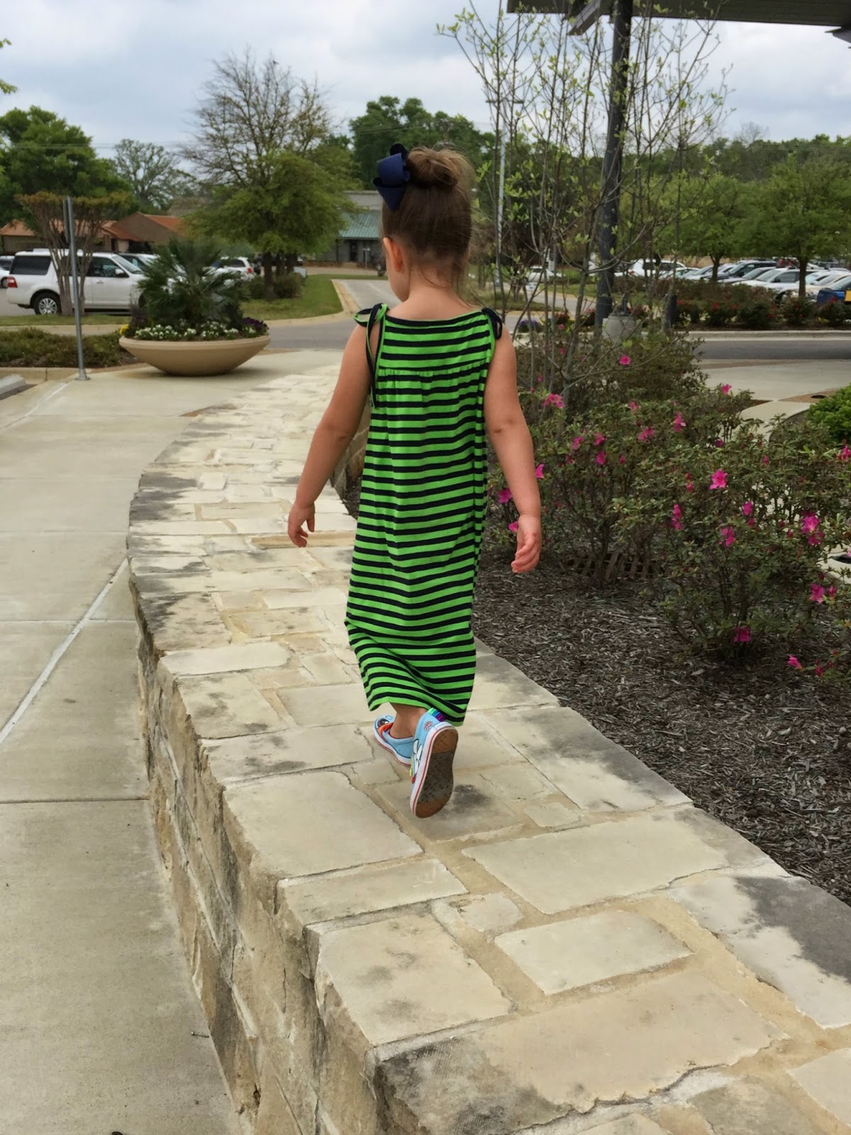 While I'm Waiting... 15 ways to entertain a toddler while waiting...