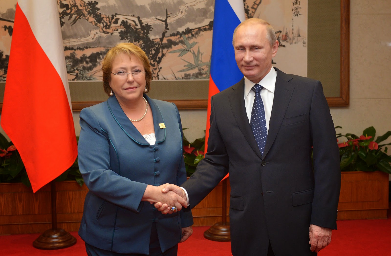 MADAME LA PRÉSIDENTE MICHELLE BACHELET, LORS D'UN ENTRETIEN AVEC SON HOMOLOGUE RUSSE VLADIMIR POUTINE EN MARGE DU SOMMET DE L'APEC À PÉKIN LE DIMANCHE 9 NOVEMBRE 2014