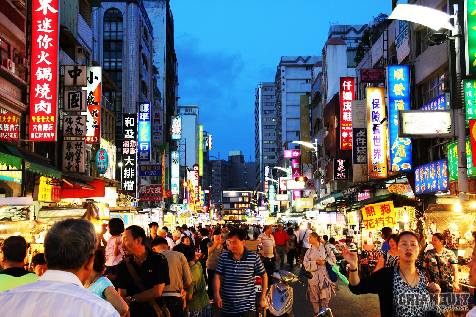Street Food Mania at Gao Shiung 高雄 六合夜市 (Liu He Night Market)