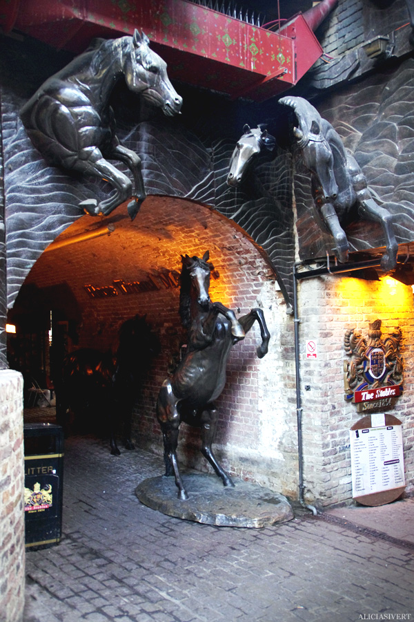 aliciasivert, alicia sivertsson, london med grabbarna, england, camden town, camden lock markets, horse tunnel market, häst, staty, häststaty, statue,