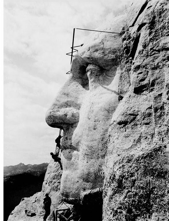 7. Proses pemahatan Mount Rushmore (1932)