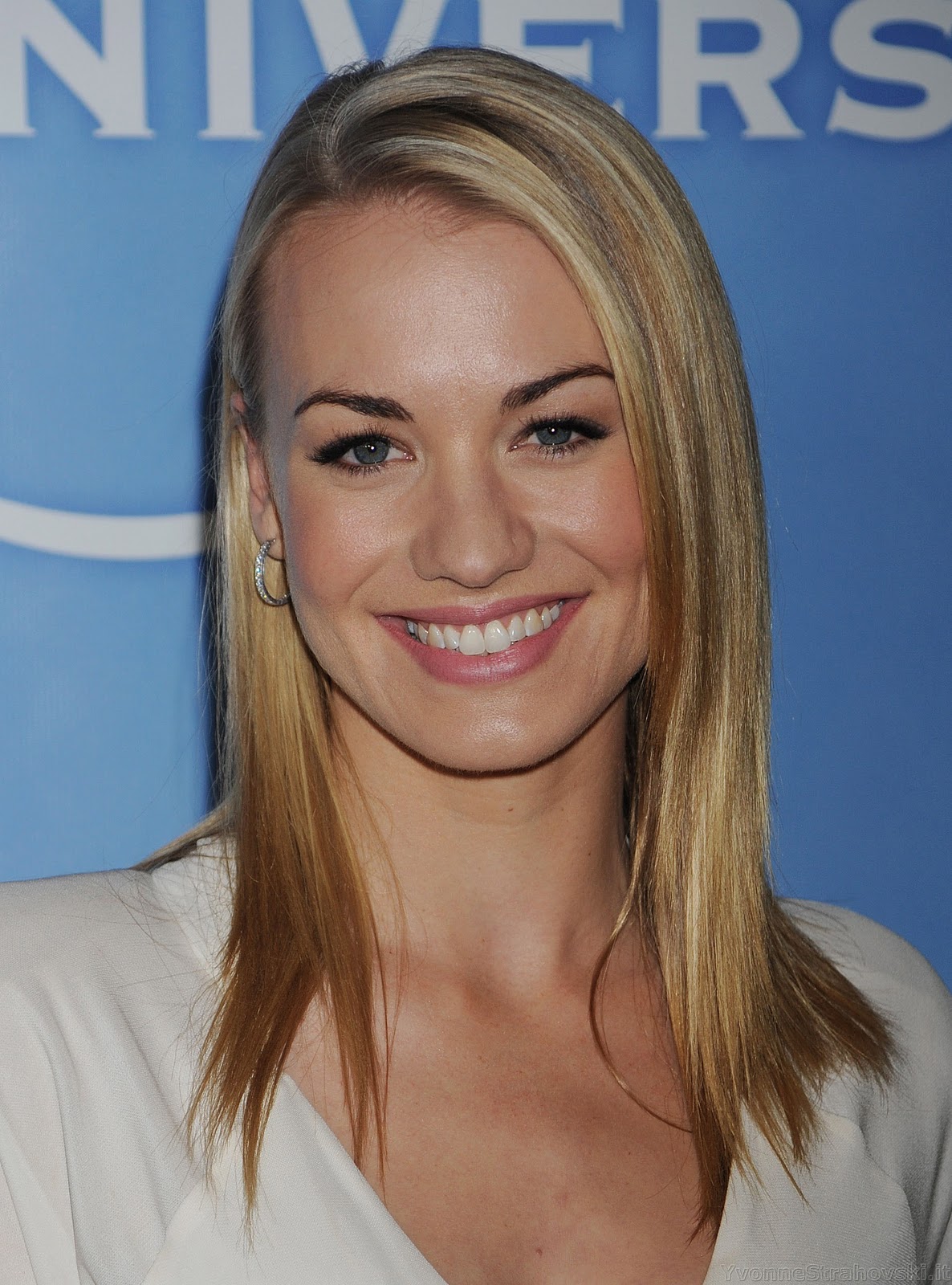 http://4.bp.blogspot.com/-eQ3GJ2KdRSM/TpDHDzYxplI/AAAAAAAACSk/uWLrZWSW8Nc/s1600/Strahovski_NBC_Universal_Winter_Press_Tour_003.jpg
