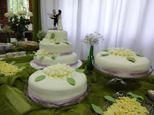 Mesas de bolos e doces para casamento.