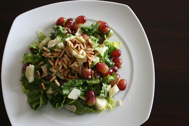 Avocadosalat mit Birnen und Weintrauben