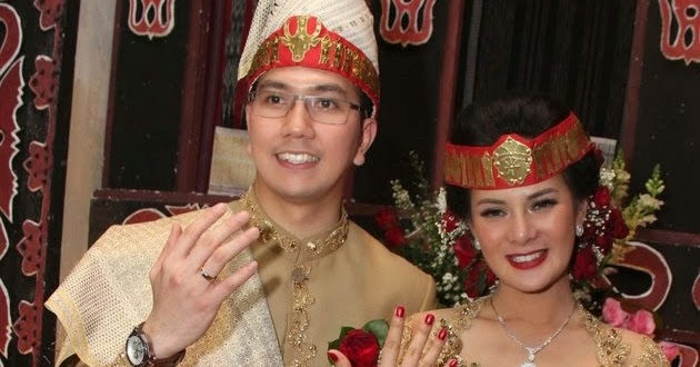 busana modern paduan adat batak