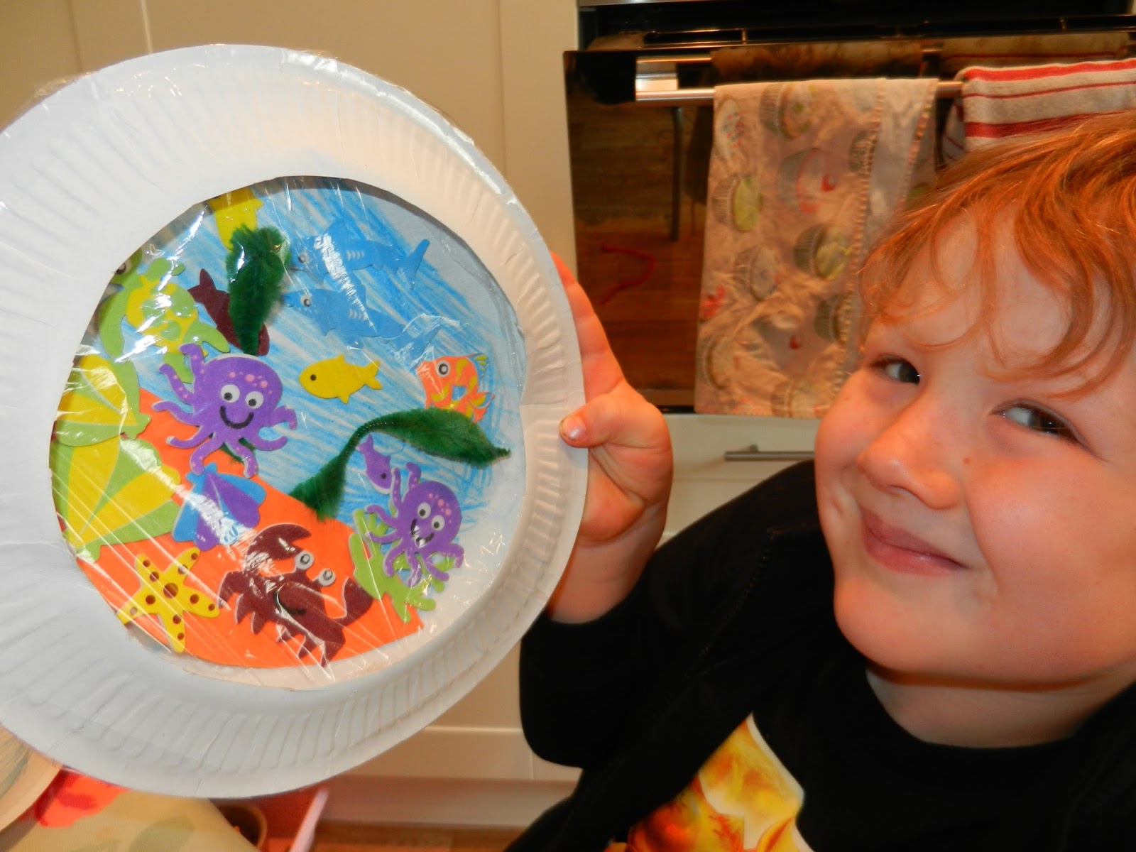 HOW TO MAKE... A paper plate fish tank! Worms Eye View