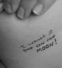 tatuaje que dice: quiero defecar en la luna