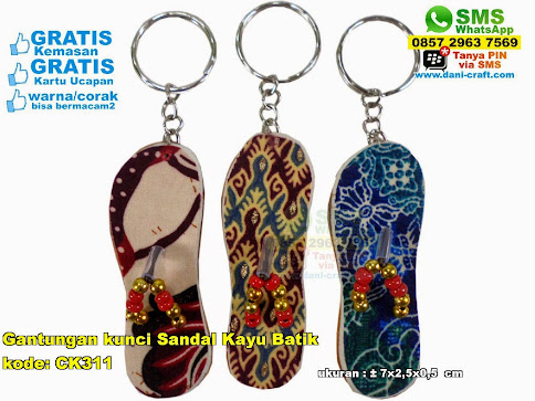 Gantungan Kunci Sandal Kayu Batik
