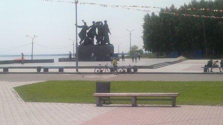Держу путь к палатке с шашлыками) Набережная Амура
