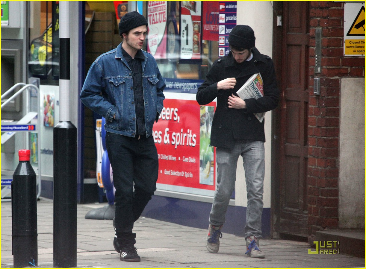http://4.bp.blogspot.com/-eUP_4hiJ6pI/UHjYIQXgUuI/AAAAAAAAKOE/UR6ESWisWOQ/s1600/robert-pattinson-shops-sales-09+(1).jpg
