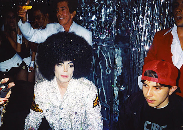 Michael Jackson na festa de aniversário para Al Malnik | 14 de Junho de 2003  Michael+Jackson+At+a+birthday+party+for+Al+Malnik+at+The+Forge+in+Miami+14+june+2004+%2810%29