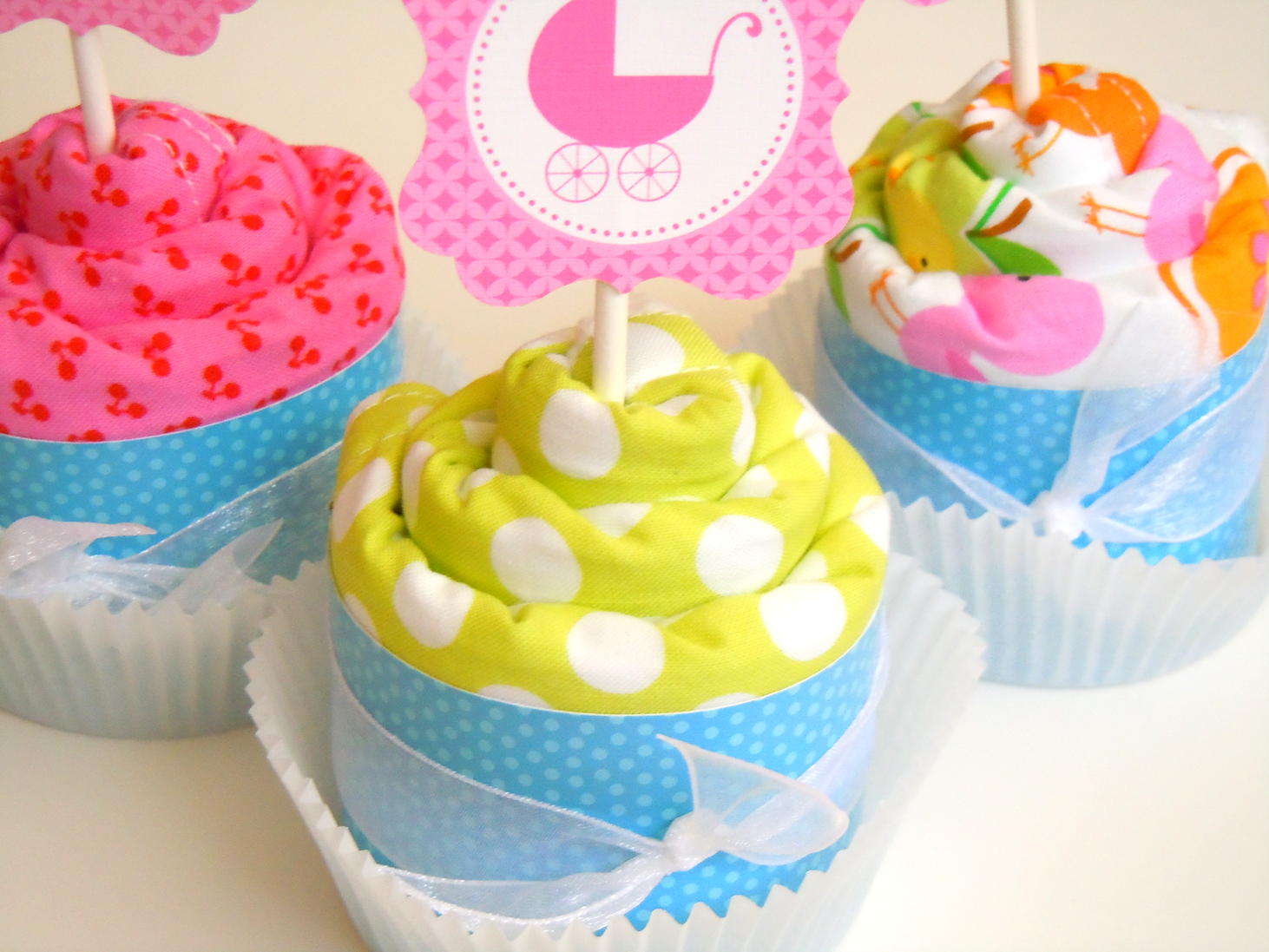 Naturally Creative Mama: "Sweet" Baby Shower Gift Idea: Burp Cloth Cupcakes
