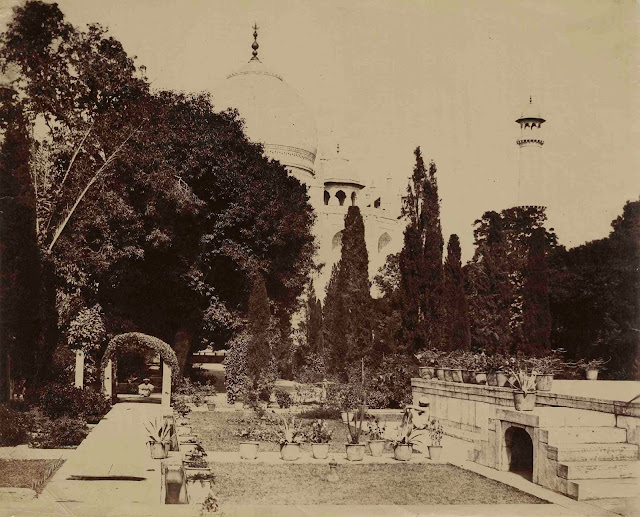 Gardens of the Taj Mahal. Agra,